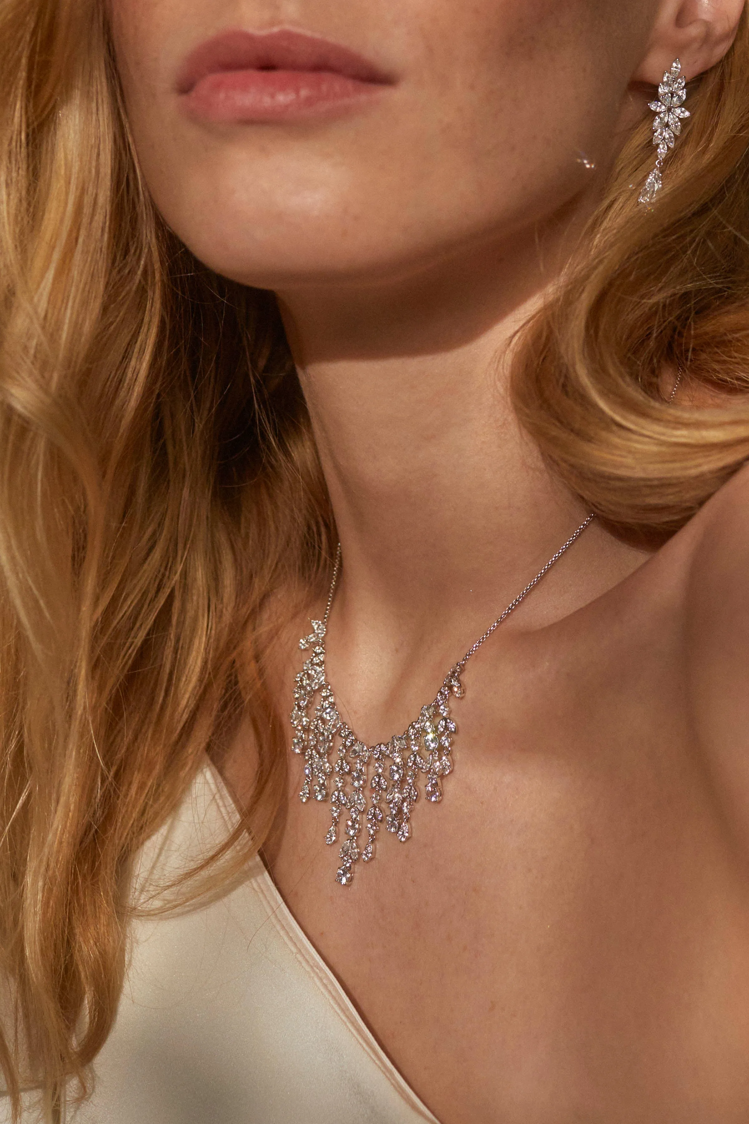 MIDSOMMER TULIP BIB NECKLACE
