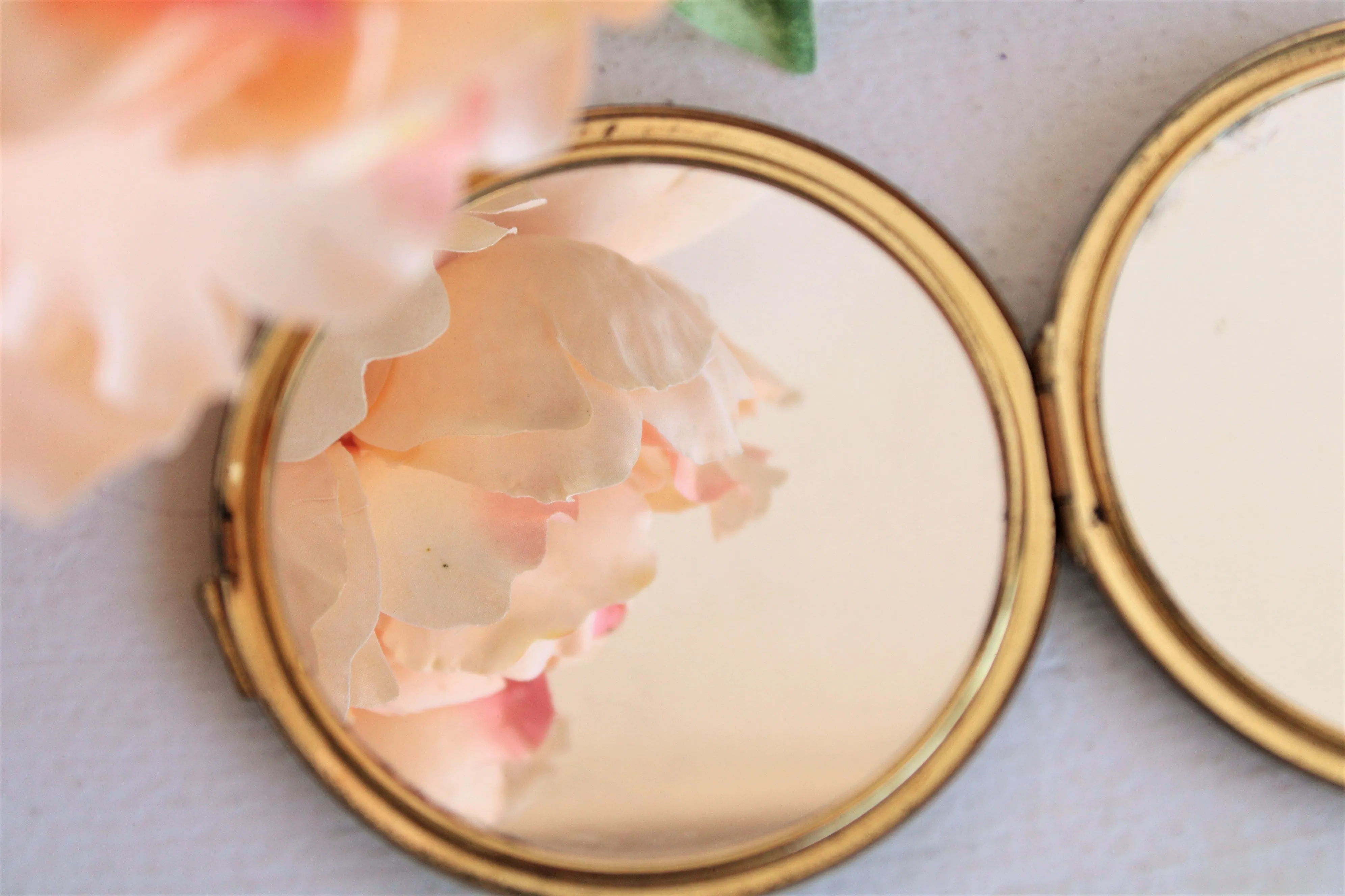 Vintage 1950s 1960s Stratton Enamel Compact