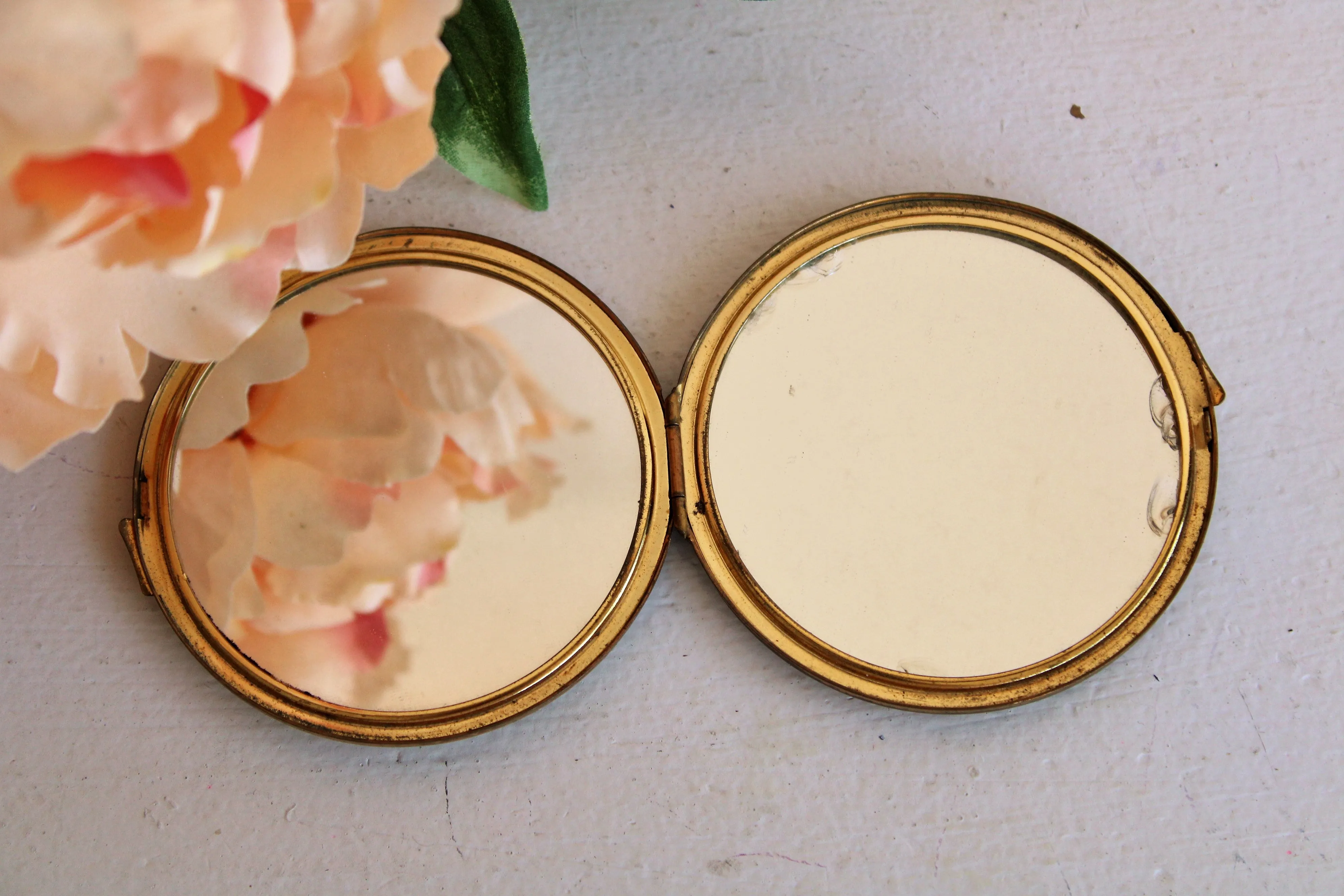 Vintage 1950s 1960s Stratton Enamel Compact